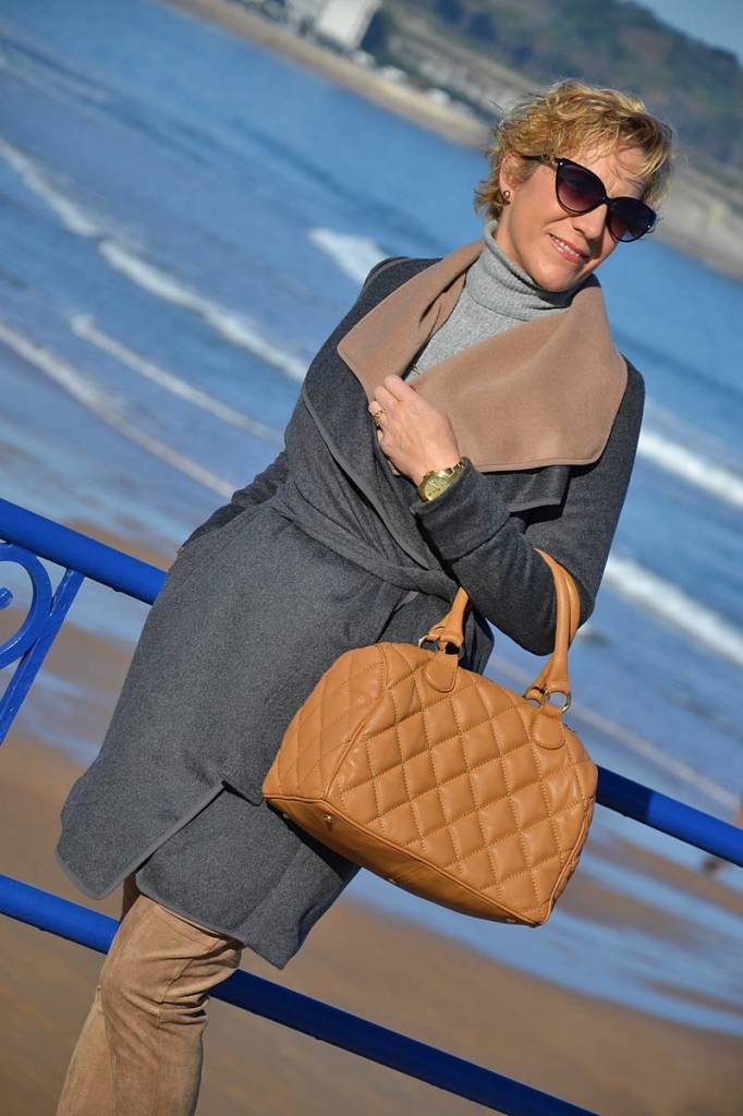 Abrigo bicolor gris y camel de La Envidia Sana 06