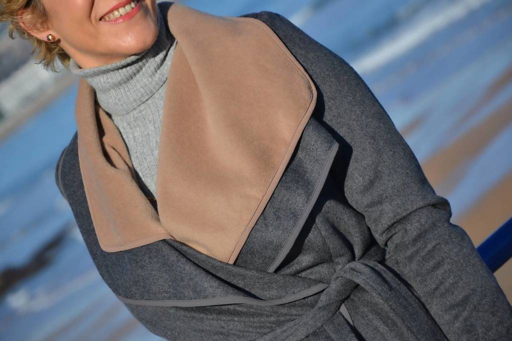 Abrigo bicolor gris y camel de La Envidia Sana 04