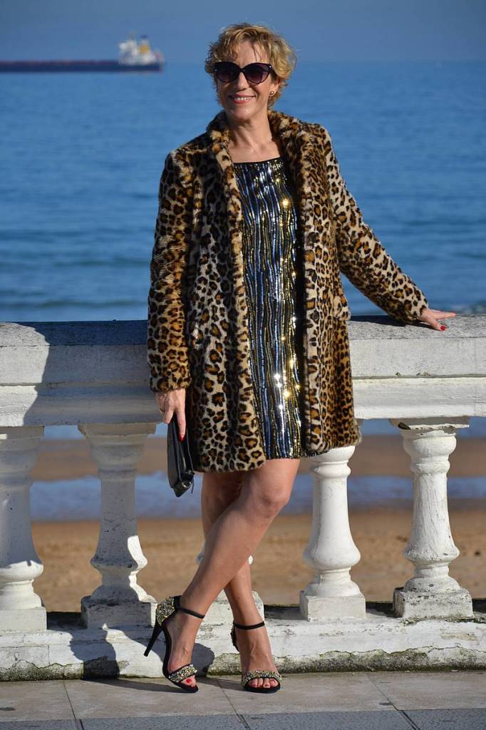 Vestido de lentejuelas de La Envidia Sana de Santander y abrigo de leopardo de Zara 01
