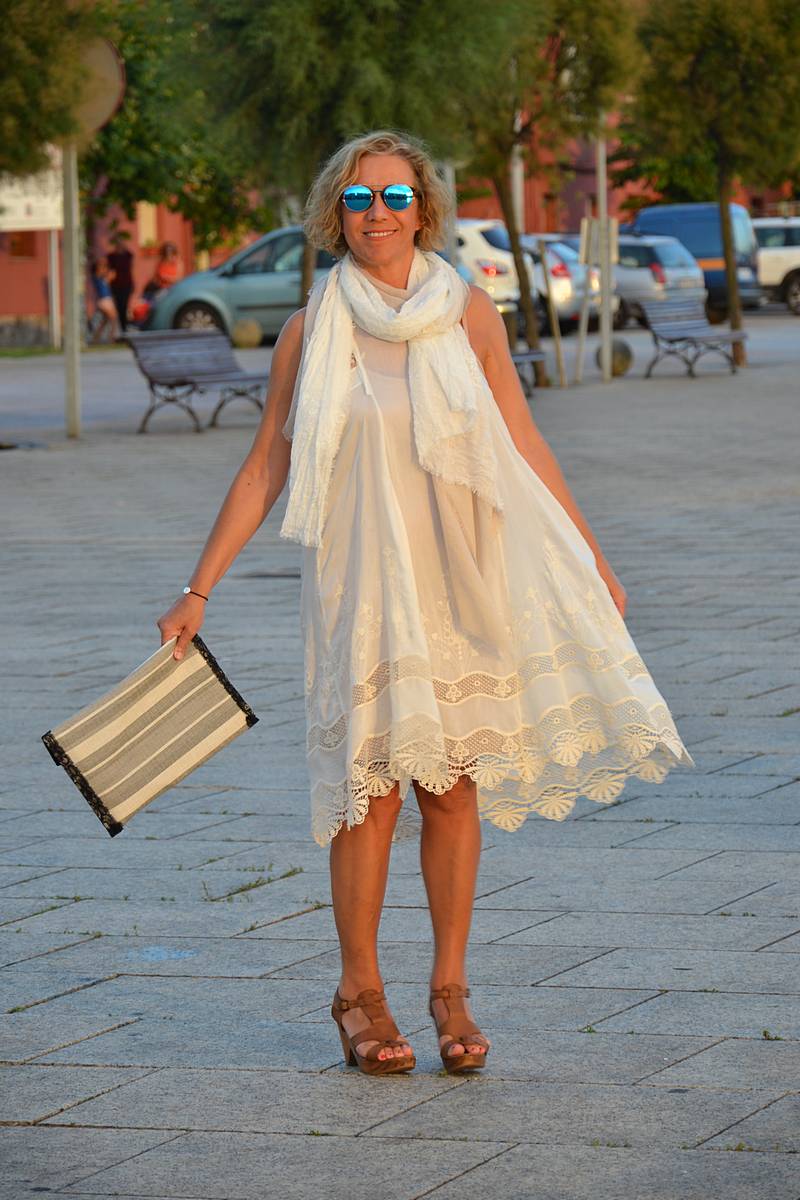 Vestido Blanco Ibicenco – a la par que discreta